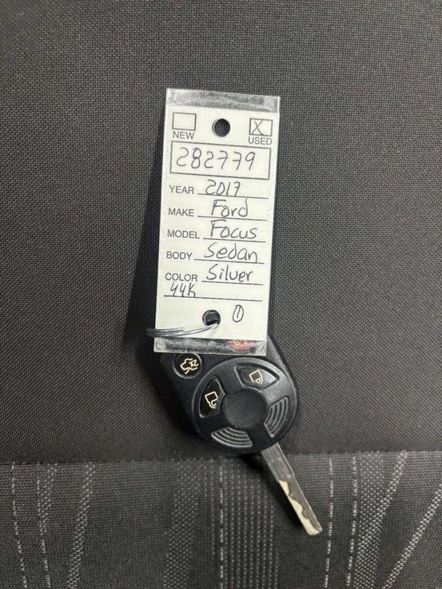 2017 Ford Focus SE Sedan - 22968419 - 35