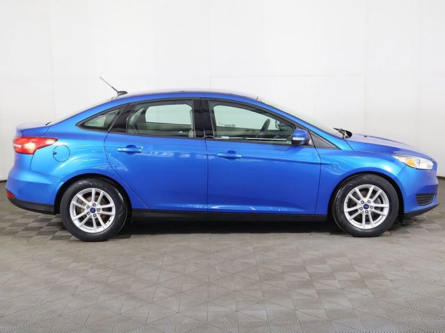 2017 Ford Focus SE Sedan - 23068018 - 12