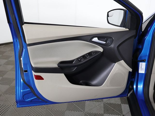 2017 Ford Focus SE Sedan - 23068018 - 16