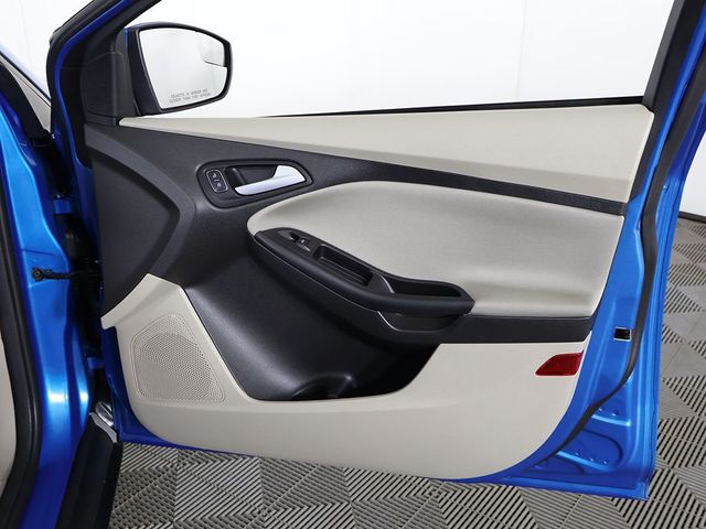 2017 Ford Focus SE Sedan - 23068018 - 17