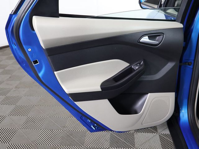 2017 Ford Focus SE Sedan - 23068018 - 18