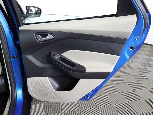 2017 Ford Focus SE Sedan - 23068018 - 19