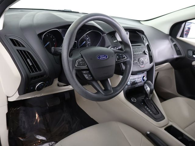 2017 Ford Focus SE Sedan - 23068018 - 20