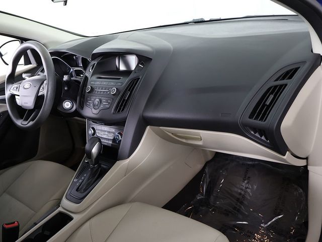 2017 Ford Focus SE Sedan - 23068018 - 21