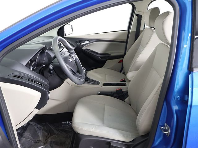 2017 Ford Focus SE Sedan - 23068018 - 22