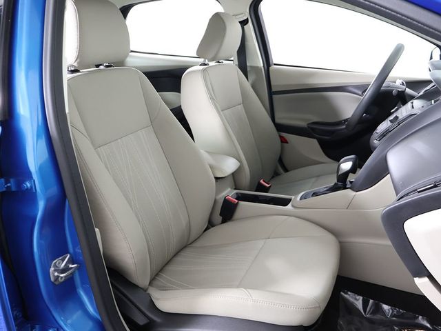 2017 Ford Focus SE Sedan - 23068018 - 25