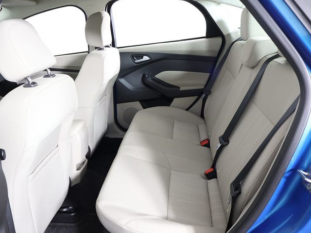 2017 Ford Focus SE Sedan - 23068018 - 26
