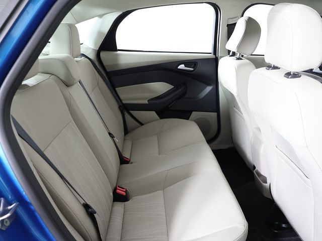 2017 Ford Focus SE Sedan - 23068018 - 27