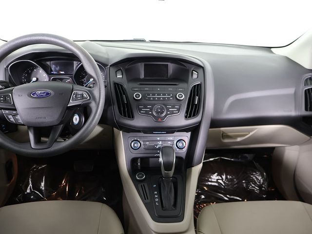 2017 Ford Focus SE Sedan - 23068018 - 28