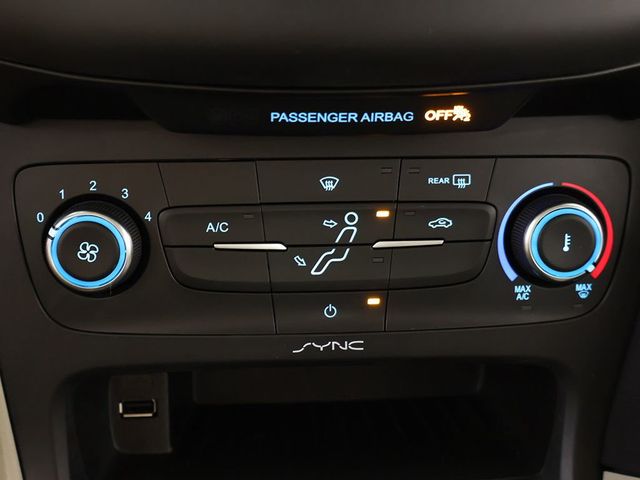 2017 Ford Focus SE Sedan - 23068018 - 37