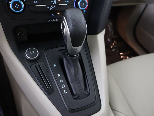 2017 Ford Focus SE Sedan - 23068018 - 38