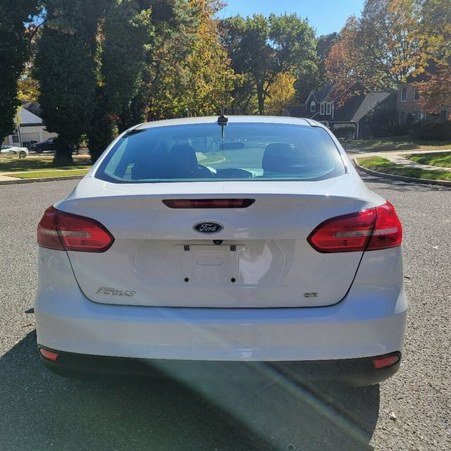 2017 Ford Focus SE Sedan - 22644323 - 3