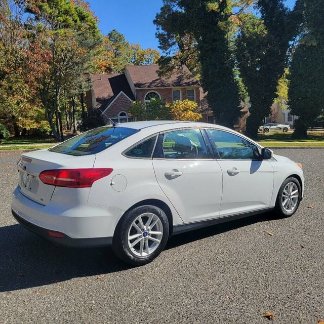 2017 Ford Focus SE Sedan - 22644323 - 4