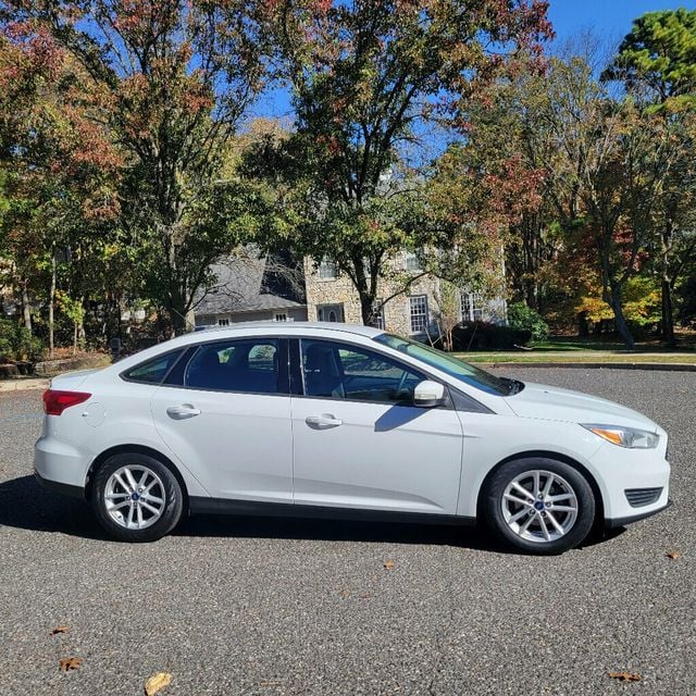 2017 Ford Focus SE Sedan - 22644323 - 5