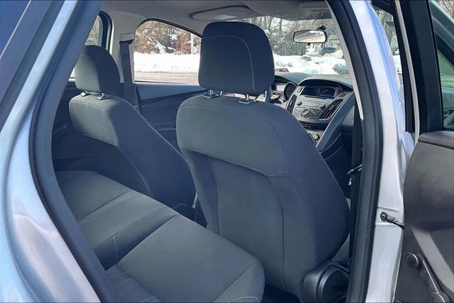 2017 Ford Focus S Sedan - 22986174 - 15