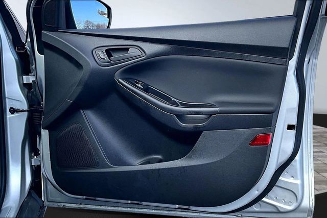 2017 Ford Focus S Sedan - 22986174 - 16