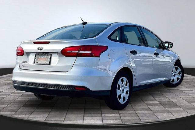 2017 Ford Focus S Sedan - 22986174 - 4