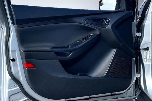 2017 Ford Focus S Sedan - 22986174 - 8