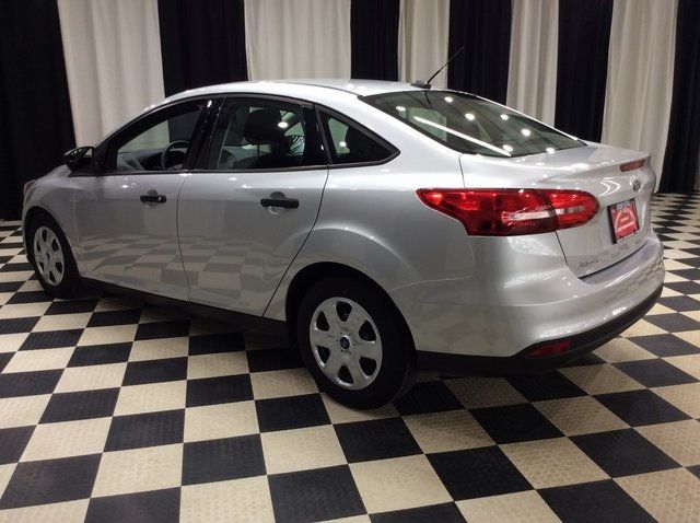 2017 Ford Focus Sedan photo 4