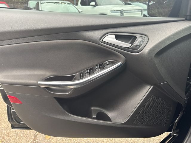 2017 Ford Focus ST Hatch - 22949336 - 16