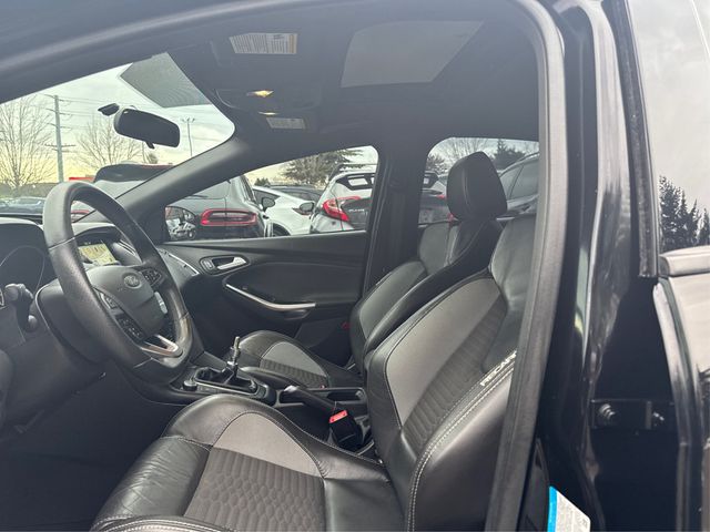 2017 Ford Focus ST Hatch - 22949336 - 8