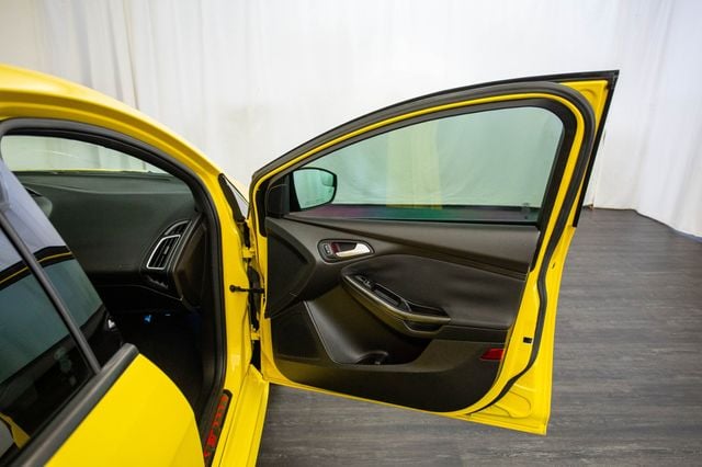 2017 Ford Focus ST Hatch - 22974400 - 16