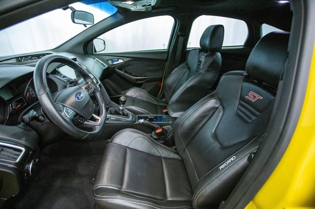 2017 Ford Focus ST Hatch - 22974400 - 17