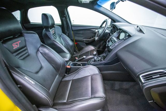 2017 Ford Focus ST Hatch - 22974400 - 19