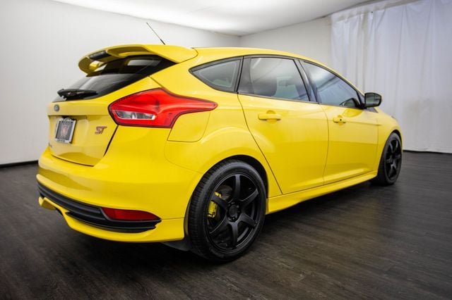 2017 Ford Focus ST Hatch - 22974400 - 29
