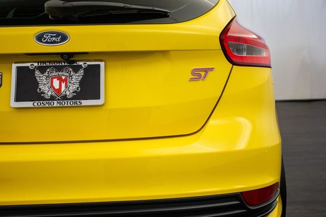 2017 Ford Focus ST Hatch - 22974400 - 38
