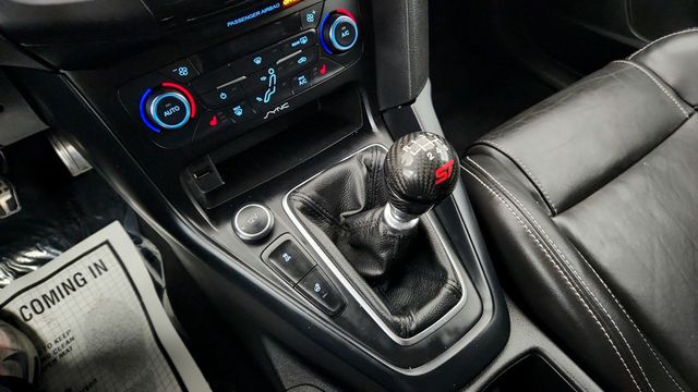 2017 Ford Focus ST Hatch - 22942627 - 16
