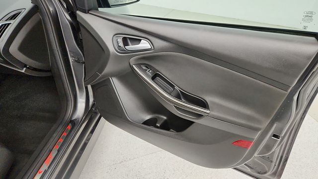 2017 Ford Focus ST Hatch - 22942627 - 28