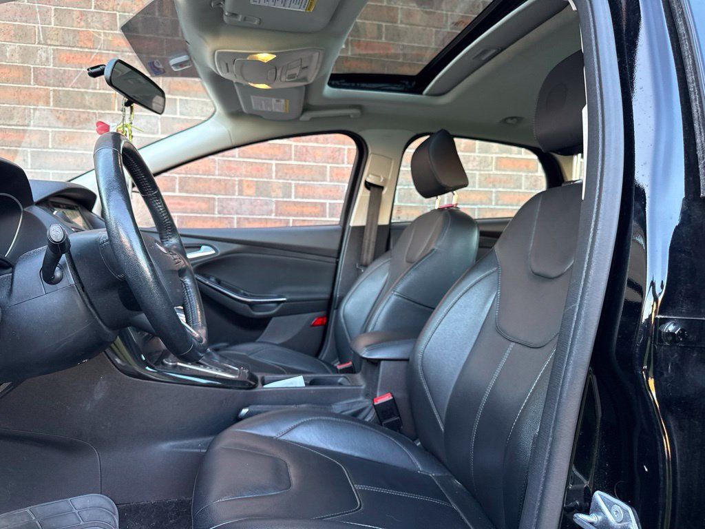 2017 Ford Focus Titanium Hatch - 23098762 - 9