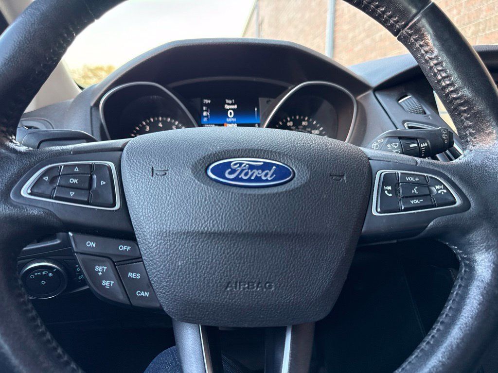 2017 Ford Focus Titanium Hatch - 23098762 - 12