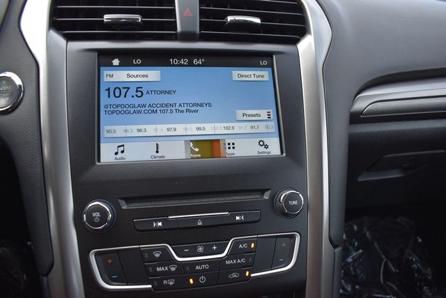 2017 Ford Fusion SE FWD - 22948645 - 19