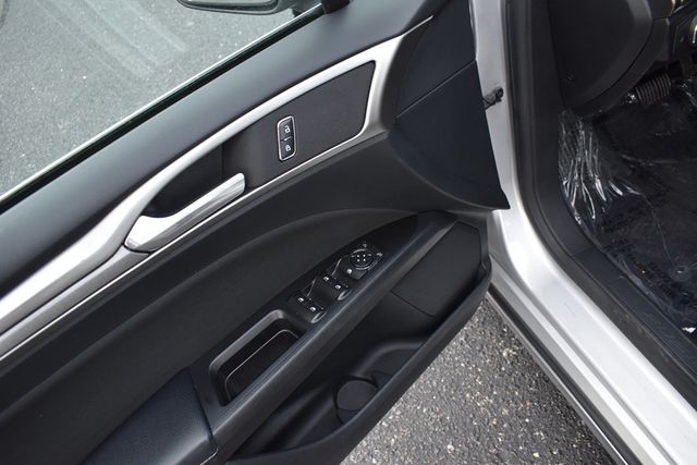 2017 Ford Fusion SE FWD - 22948645 - 34