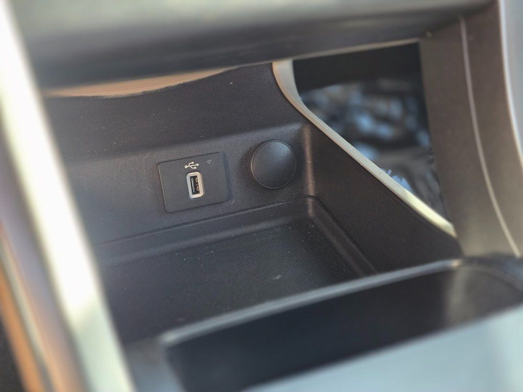 2017 Ford Fusion SE FWD - 22979185 - 28