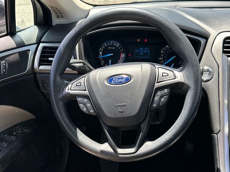 2017 Ford Fusion S FWD - 23051838 - 17