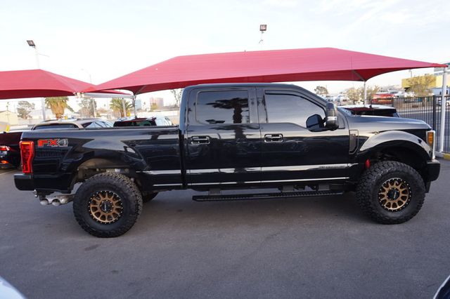 2017 Ford Super Duty F-250 SRW LARIAT, DIESEL, 4X4, PREMIUM WHEELS, ALL TERRAIN TIRES - 22961588 - 4