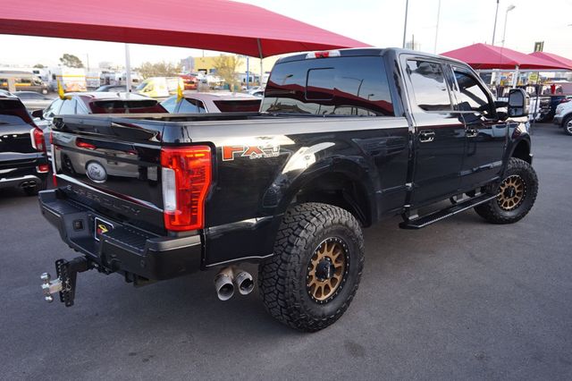 2017 Ford Super Duty F-250 SRW LARIAT, DIESEL, 4X4, PREMIUM WHEELS, ALL TERRAIN TIRES - 22961588 - 5