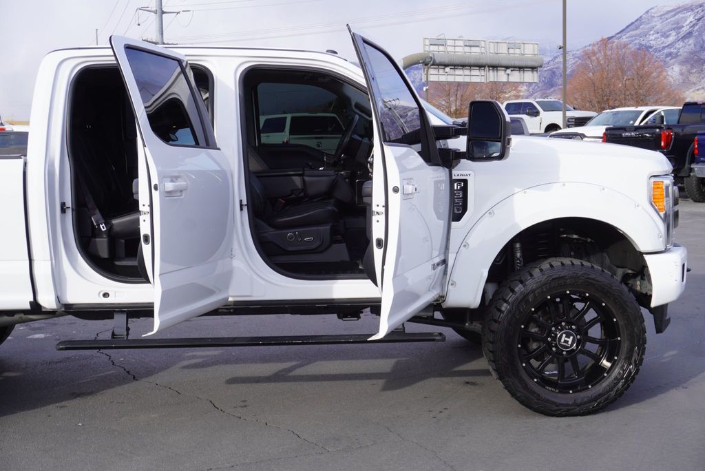 2017 Ford SUPER DUTY F-350 LARIAT - 22988443 - 26