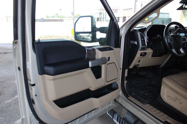 2017 Ford Super Duty F-350 DRW Lariat 4WD Crew Cab 8' Box - 23068391 - 17