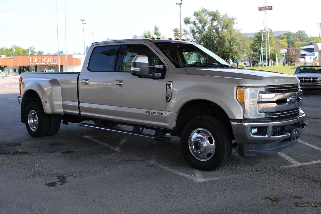2017 Ford Super Duty F-350 DRW Lariat 4WD Crew Cab 8' Box - 23068391 - 3