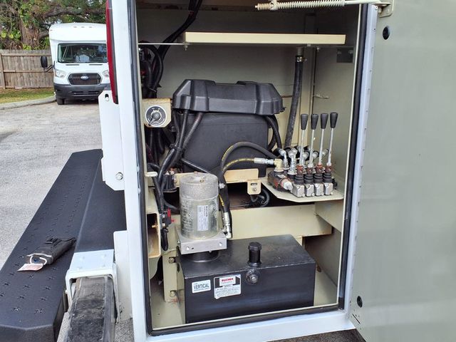 2017 Ford Super Duty F-350 DRW Cab-Chassis 8' Utility Truck w/Crane (5000lb) - 23002341 - 21