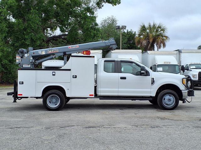 2017 Ford Super Duty F-350 DRW Cab-Chassis 8' Utility Truck w/Crane (5000lb) - 23002341 - 2