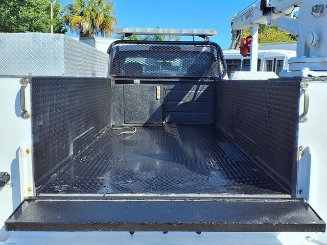 2017 Ford Super Duty F-450 DRW Cab-Chassis Utility Truck w/Crane - 23028940 - 18