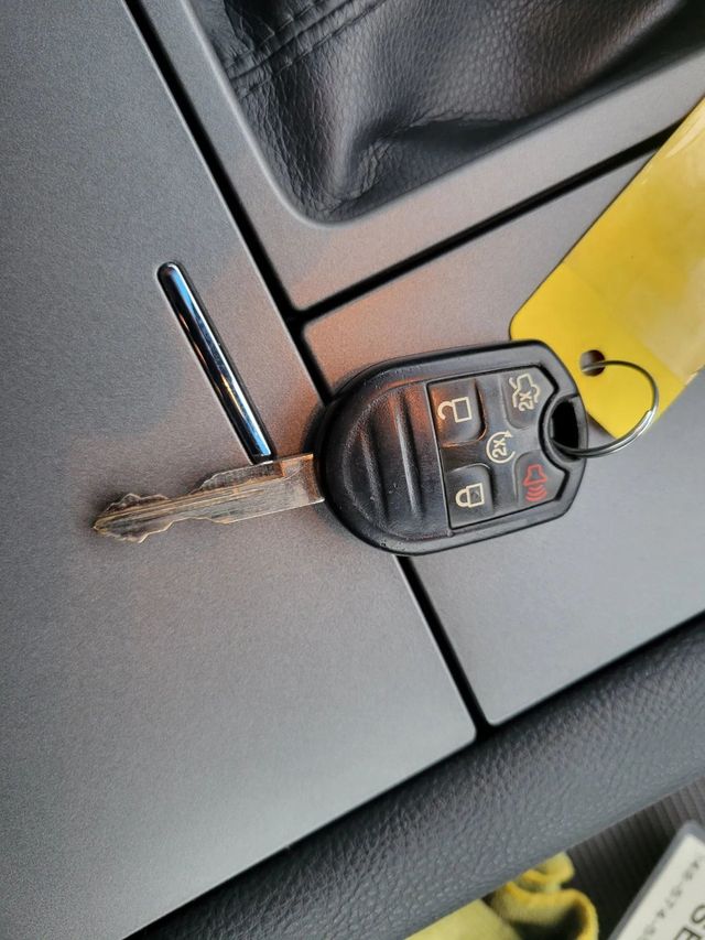 2017 Ford Taurus SEL Sedan 4D - 22953730 - 30