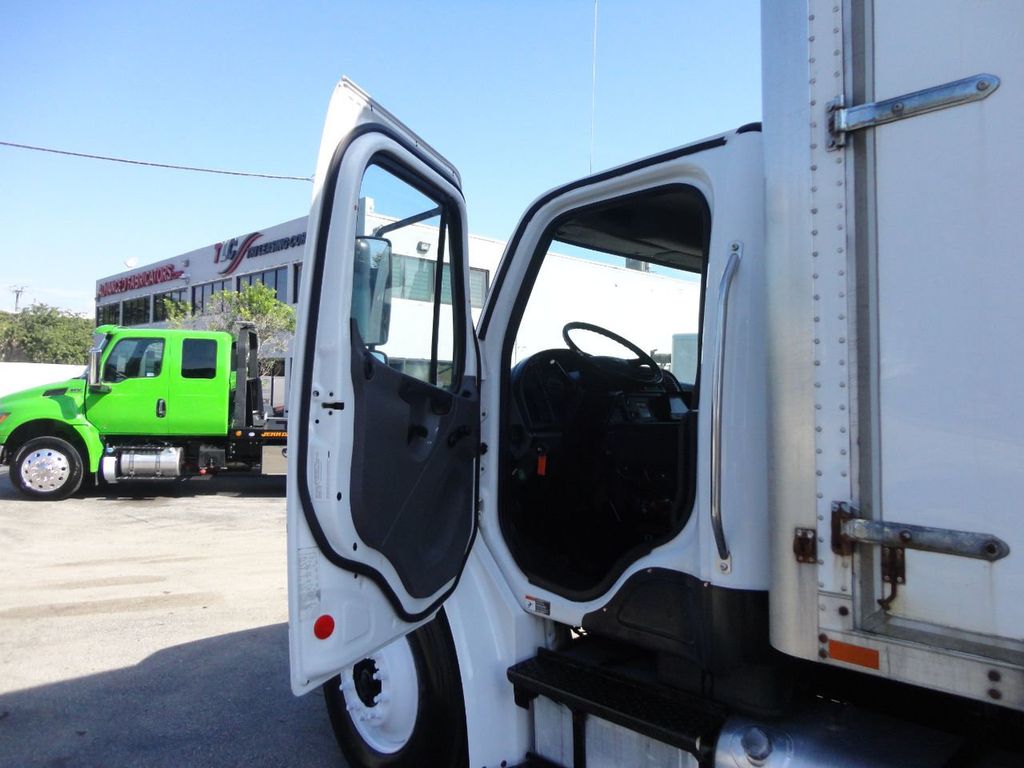 2017 Freightliner BUSINESS CLASS M2 106 24FT DRY BOX TRUCK. ATTIC INSULATION UNIT.. UNDER CDL - 21687767 - 25