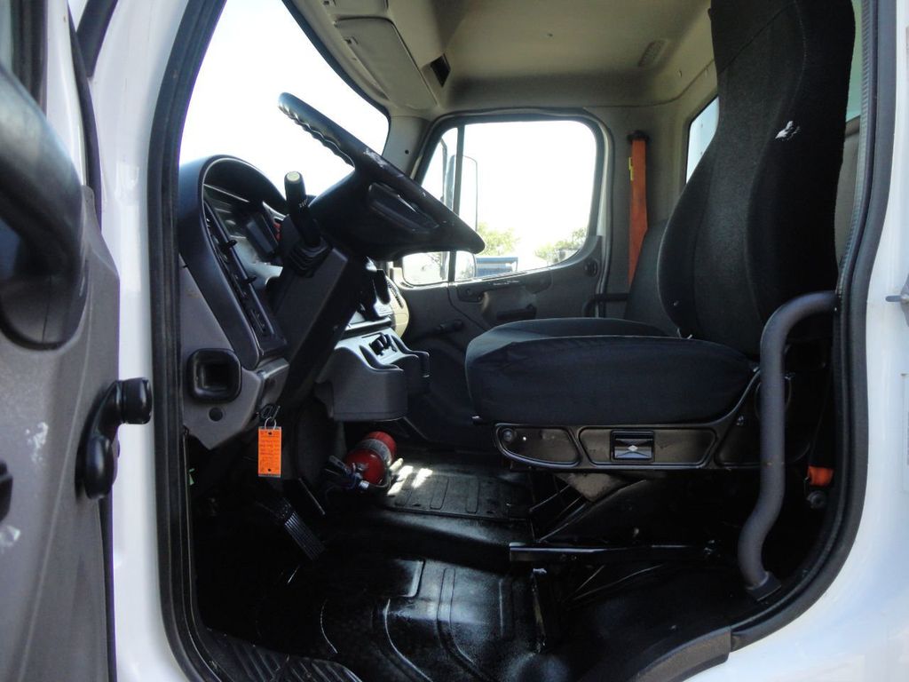 2017 Freightliner BUSINESS CLASS M2 106 24FT DRY BOX TRUCK. ATTIC INSULATION UNIT.. UNDER CDL - 21687767 - 26