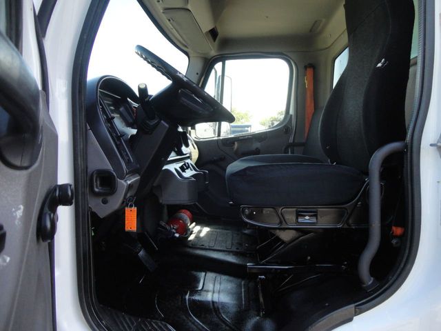 2017 Freightliner BUSINESS CLASS M2 106 24FT DRY BOX TRUCK. ATTIC INSULATION UNIT.. UNDER CDL - 21687767 - 26